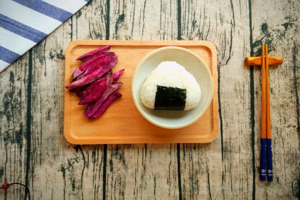 五分钟快手早餐(1):鱼罐头饭团+紫薯条的做法_