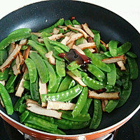 荷兰豆断生放入适量蚝油翻炒均匀.