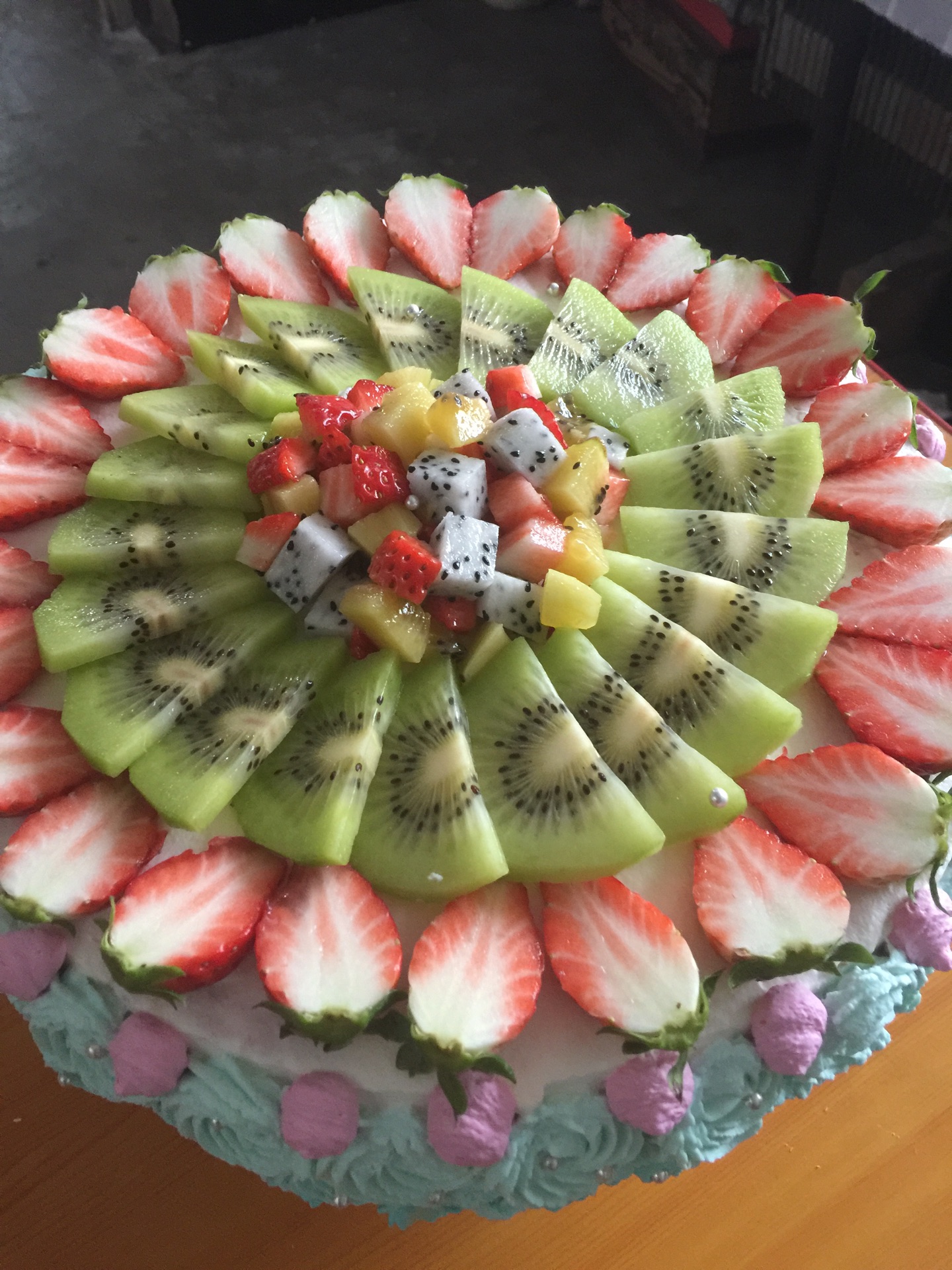 水果生日蛋糕的做法_【图解】水果生日蛋糕怎么做如何做好吃_水果生日蛋糕家常做法大全_春雨沙沙_豆果美食