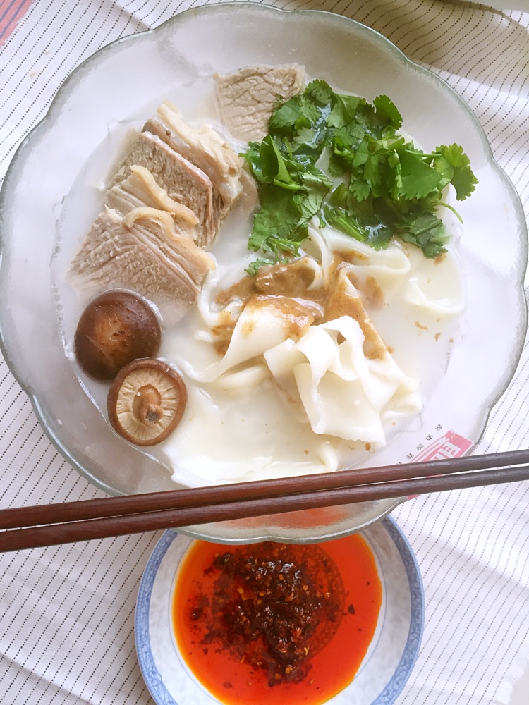 15. 拉面以前把煮熟的羊肉切片,香菜,葱花,芝麻酱备用。把煮熟的面盛到碗里,加入之前煮好的热羊汤,根据自己口味放盐,放香菜,当然在放些葱花另外一番味道。芝麻酱,也是可选项,大家可以试试,这是我们这里一家有名烩面馆的特色。主要是羊汤美味,其它都是辅料。有的店爱加好多药材之类的,其实只要羊肉汤熬的好才是正道。