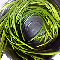 蒜薹炒肉的做法图解1