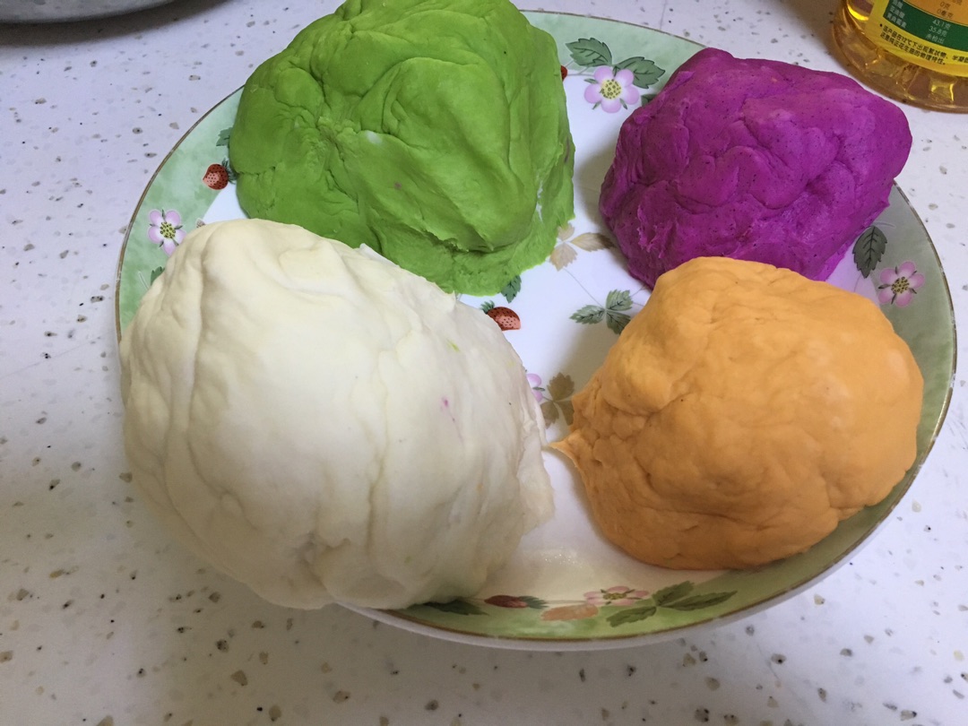 五彩饺子是采用各种蔬菜汁与面粉调和