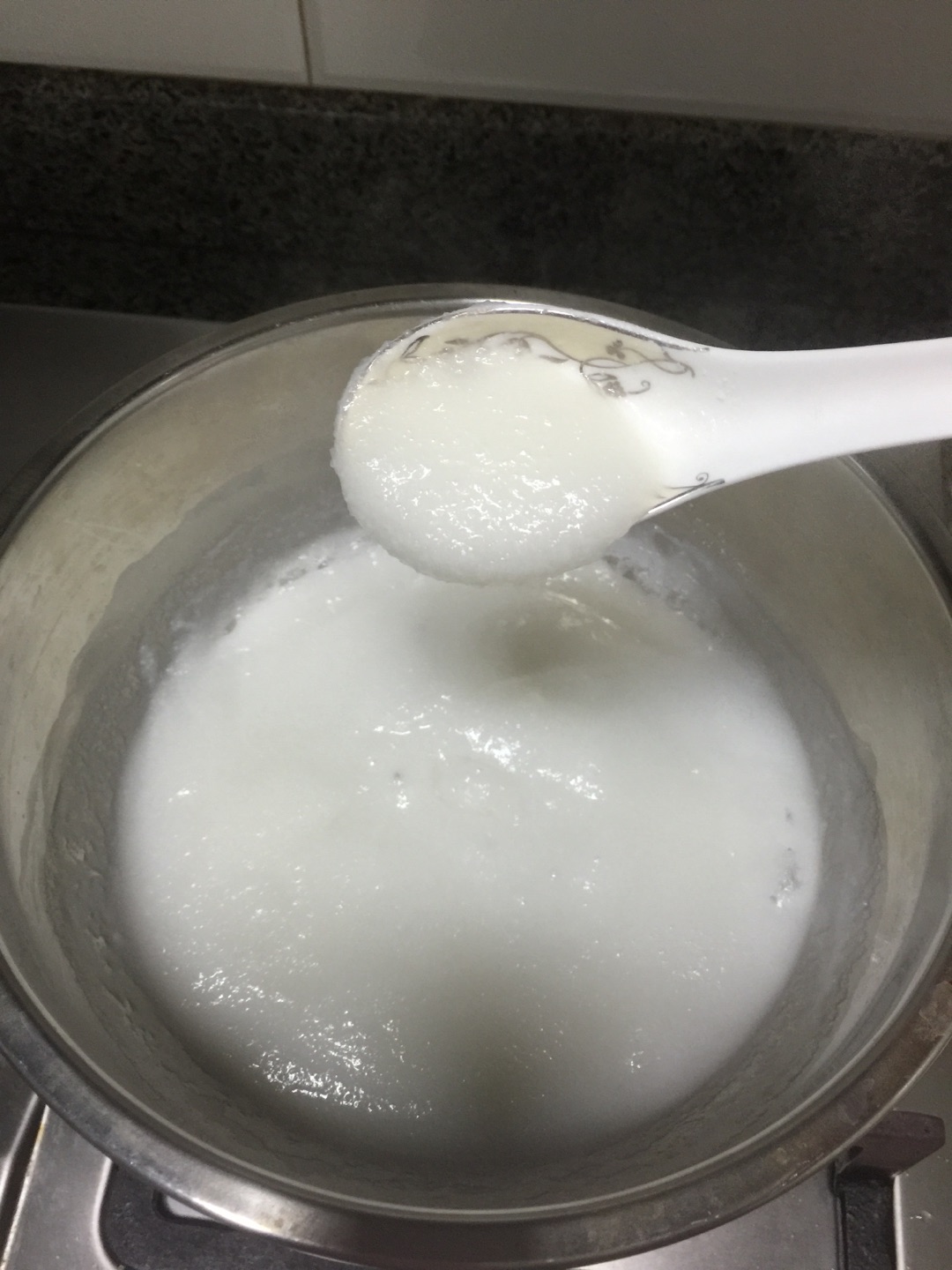 等到米粉煮成粘稠状,试着舀起一勺米糊不能成练成直线下落就可以了