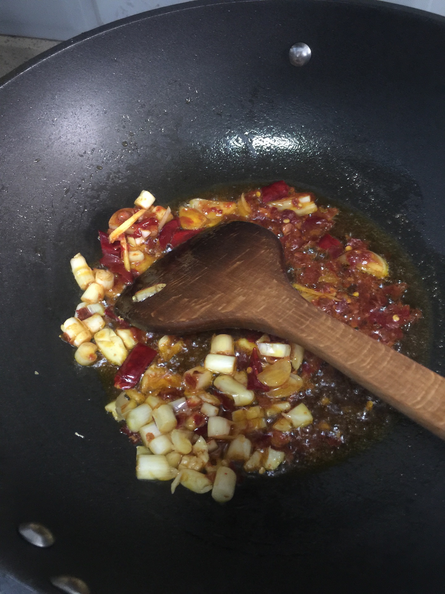 锅里烧油,先炒豆瓣酱然后是干洋葱和稀饭,最后是辣椒,大蒜和大葱.鱿鱼姜丝配什么好吃吗图片