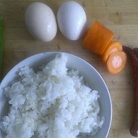 腊肠炒饭的做法图解1