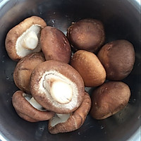 香菇牛肉焖饭的做法图解1