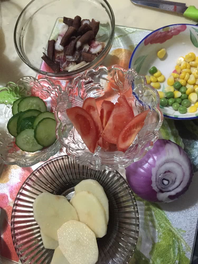 趁面团发酵,此时准备菜菜洗净,切片摆盘,过年腊的香肠,甜味,我喜欢