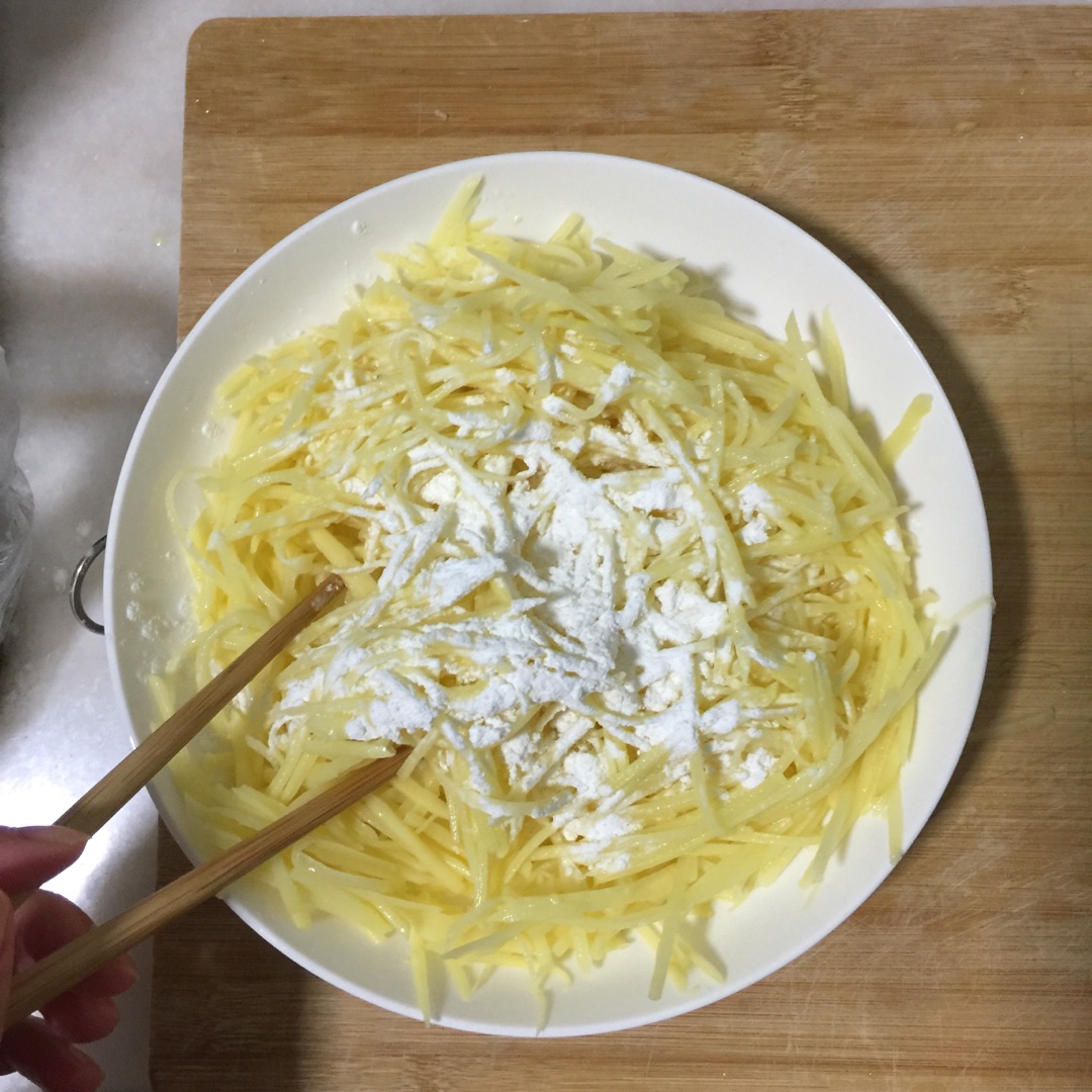 土豆丝饼的做法图解1