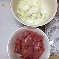 腊肠洋葱土豆的做法图解1