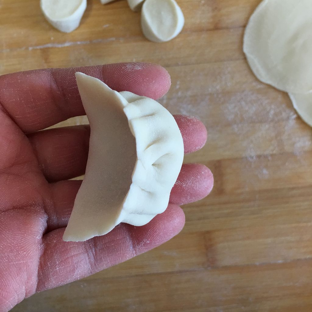 包成饺子形,可以到网站搜一下,有很多不同饺子包法.
