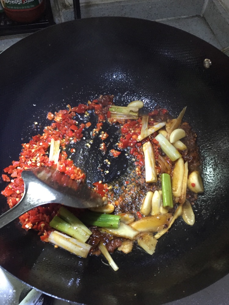(先放豆瓣酱炒香,然后所有其他放入配料)炒一分钟左右.羊排炒什么好吃图片