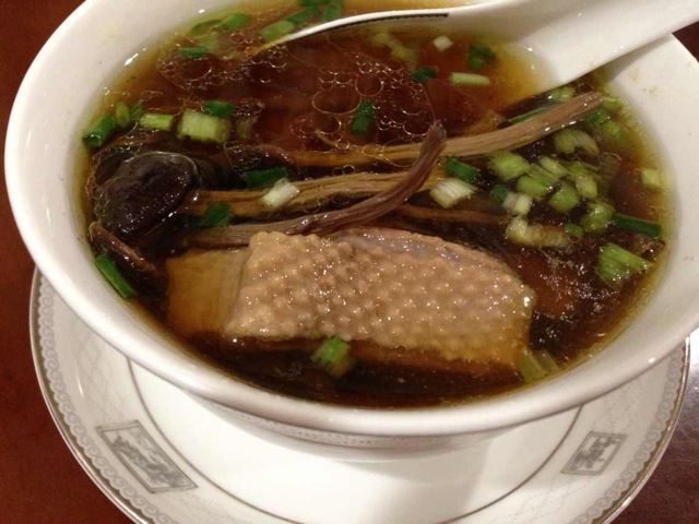 2. 洗净,放入高压锅,倒入小半碗料酒,盐适量(我后面就不加盐,所以这里一次性放好)姜几片,拌均匀,等半个小时,这样炖的汤完全没鸭臭,而且汤很好喝。半个小时后放入适量水,关上高压锅,大火10分钟,转小火25分钟。关火