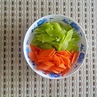 莴笋炒肉片的做法图解1