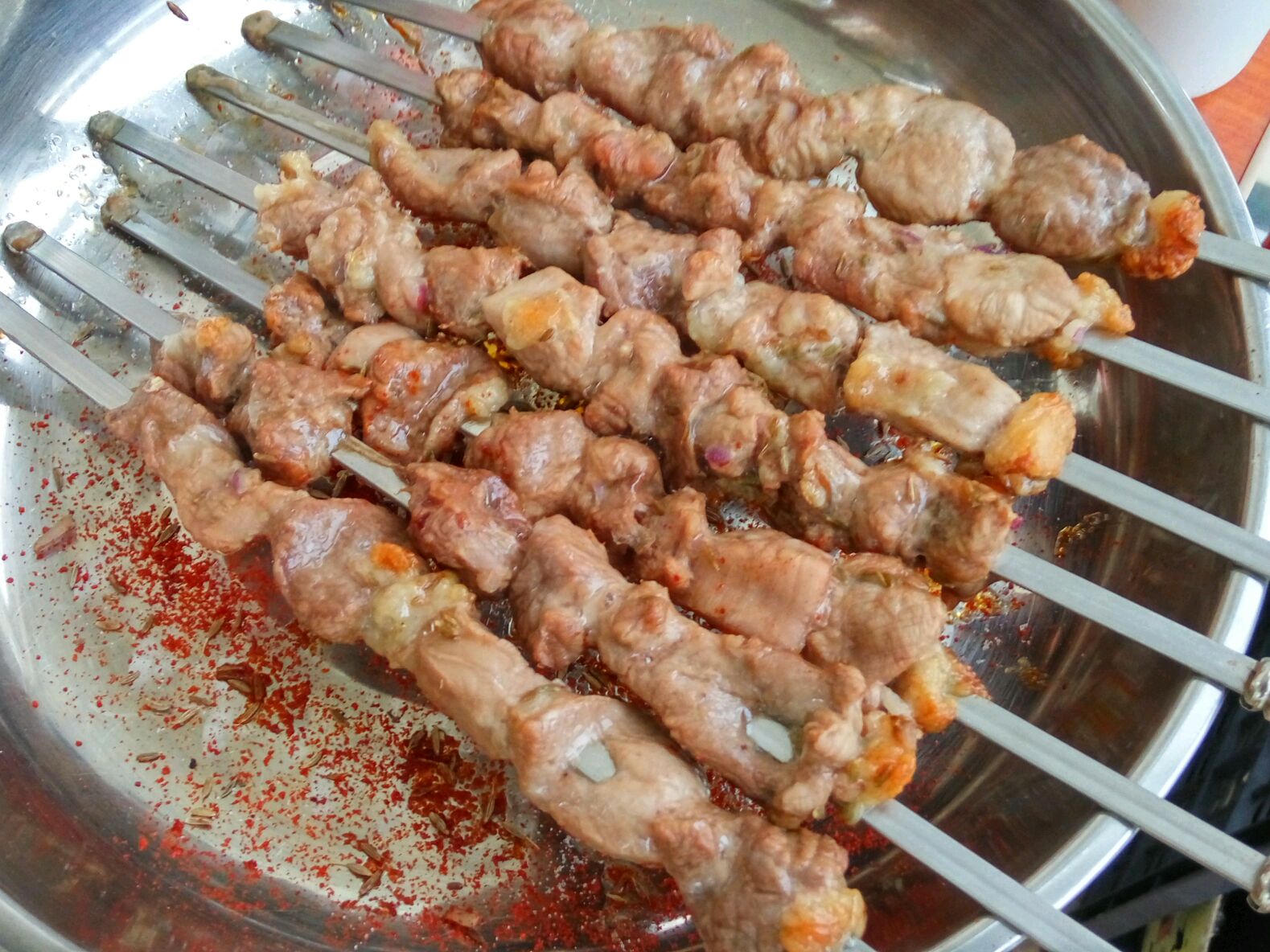 新疆羊肉最好吃的是这个部位，新疆人有自己的吃法，很多人不敢吃_巴楚