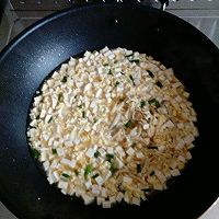 金针豆腐鸡蛋汤的做法图解1
