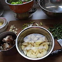土豆炖排骨的做法图解1