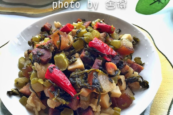 难度:切墩(初级) 料 雪里红咸菜300g 腊肉一段 杏鲍菇一根