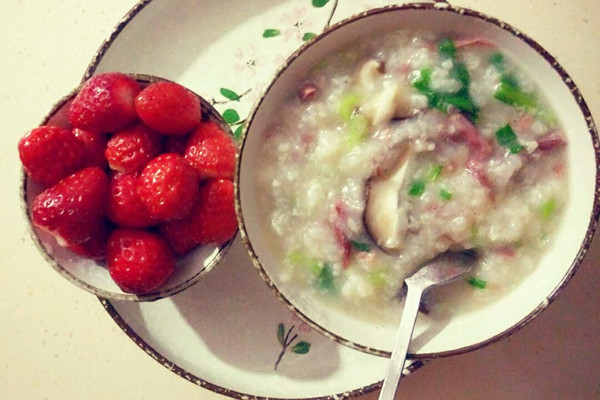 减肥早餐或晚餐--营养香菇牛肉青菜粥的做法_