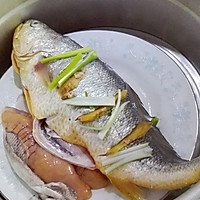 清蒸黃魚(yú)的做法圖解3