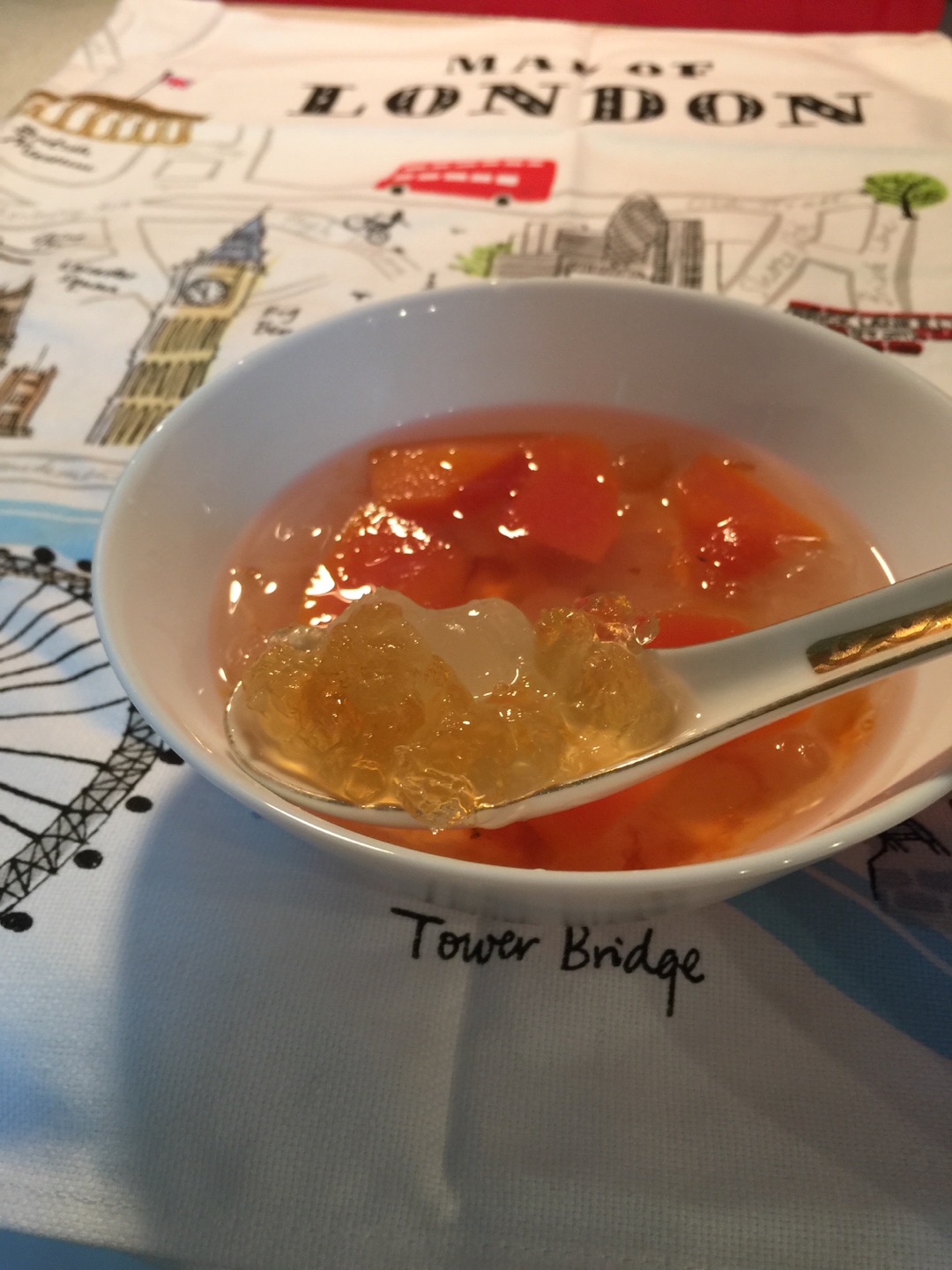 桃胶雪莲子炖木瓜