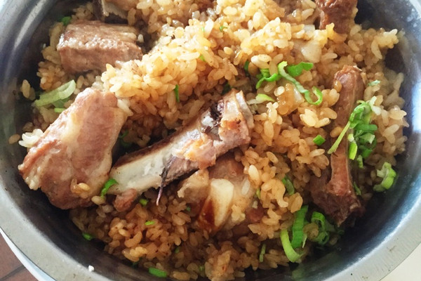 糯米蒸排骨是一道美味的家常菜,蒸出来的排骨肉鲜嫩无比,香而不腻