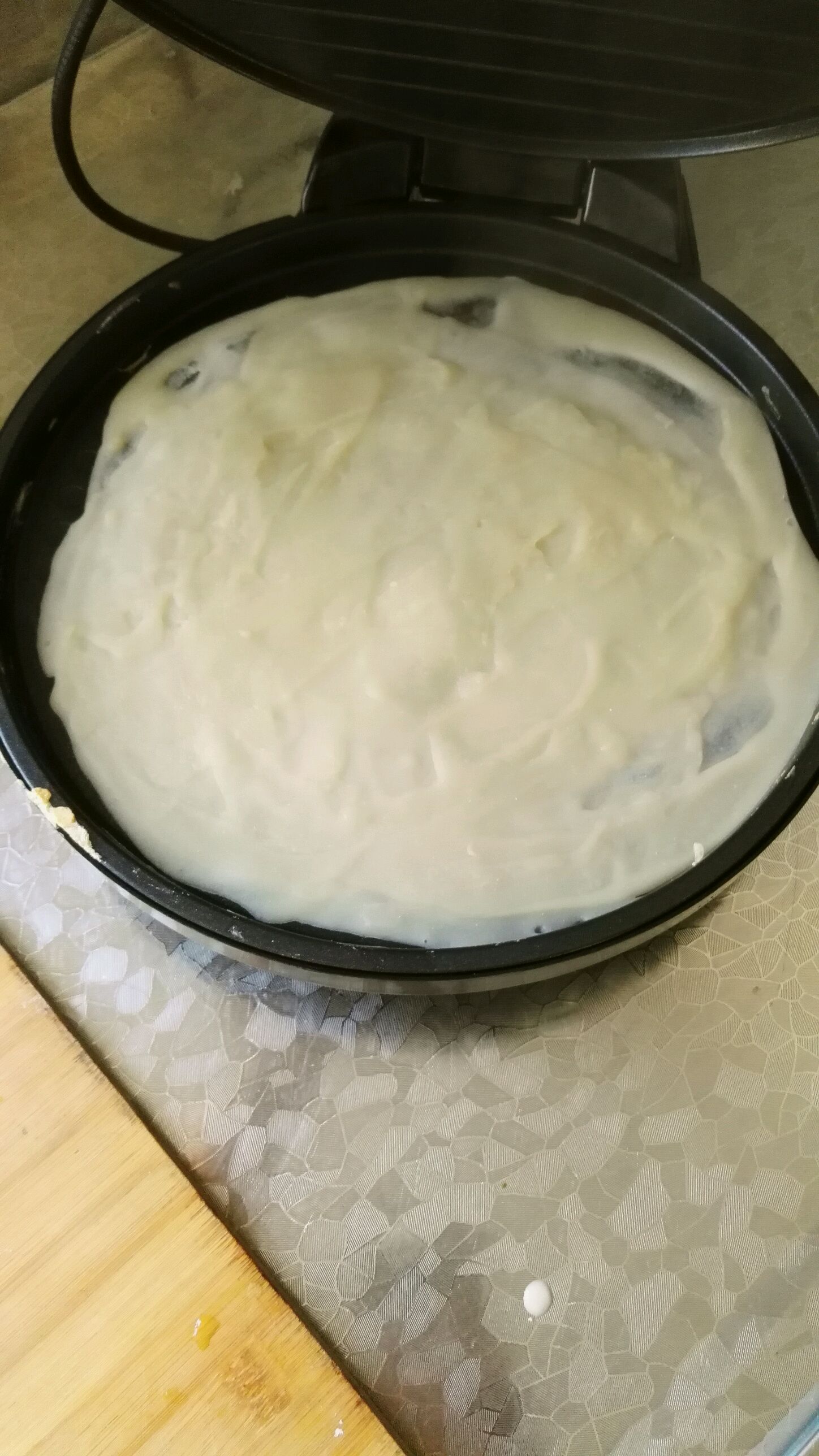 鸡蛋煎饼的做法步骤 1. 面粉 水调制成面糊,稀点为好!这个没上图! 2.