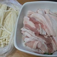 五花肉金针菇卷的做法图解1