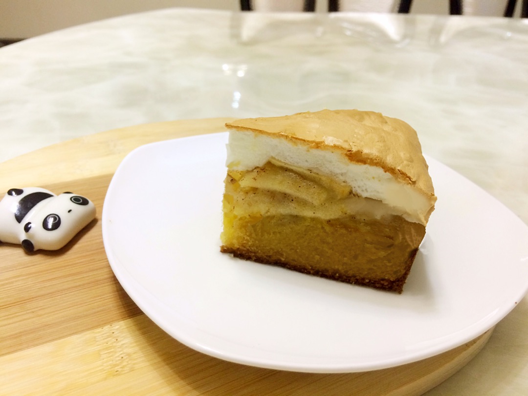 一层酥皮,一层软蛋白糖霜,一层苹果,一层蛋糕!