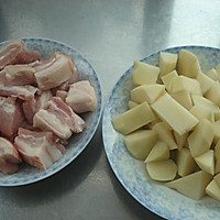 土豆红烧肉的做法图解1