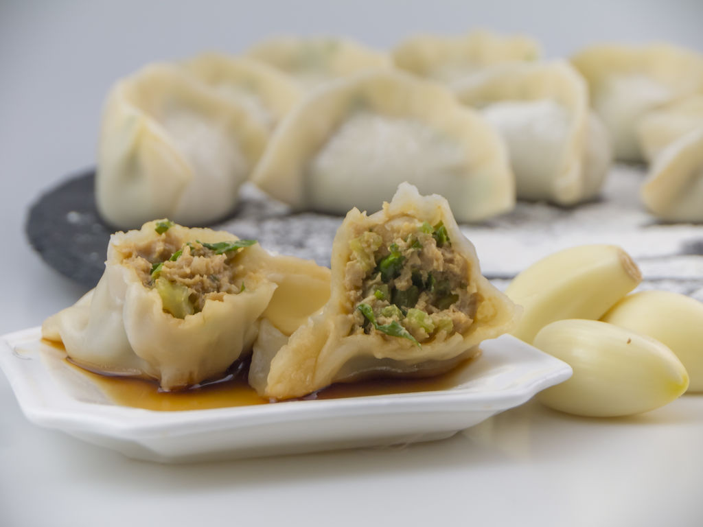 北京人是不是都爱吃面食我不知道,但是饺子一定是家家户户必会一门手艺。现在的饺子馅品种很多,饮食结构复杂的今天,我个人比较推荐芹菜陷,芹菜的好处,不用我说,大家也了解一二了。跟几个朋友讨论之后,才发现,原来大蒜只是作为北方吃饺子的必备单品,哈哈。有意思。一起试试这个简单的美味,说着说着,辰妈感觉自己的口水都快流出来了。