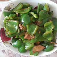 菜椒炒肉的做法图解1