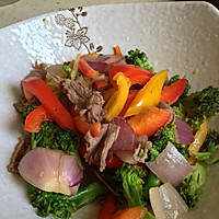 时令彩椒西兰花炒牛肉的做法图解1