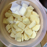 腐乳土豆的做法图解1