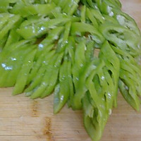 青椒炒虾皮的做法...<a href=