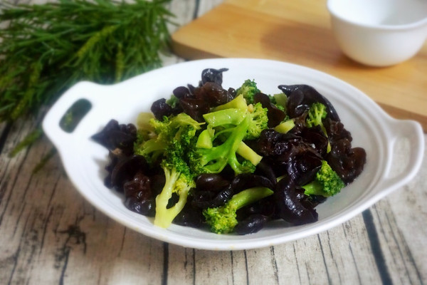 减肥餐食:西兰花拌木耳