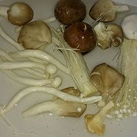 超鮮杂菌肉丸汤的做法图解1