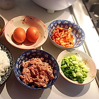 金枪鱼泡菜炒饭的做法图解1