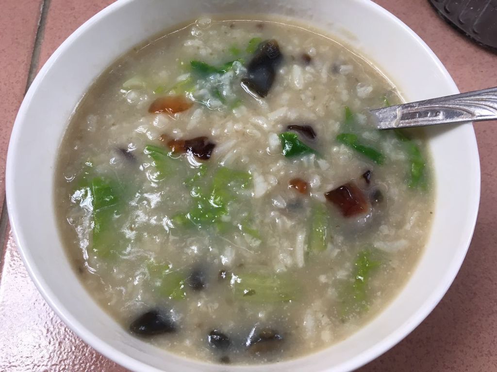 减肥食谱之剩饭妙用青菜皮蛋粥 超级简单的早餐食谱