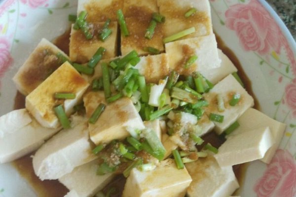 【2分钟消暑快手菜】小葱拌豆腐的做法_【图