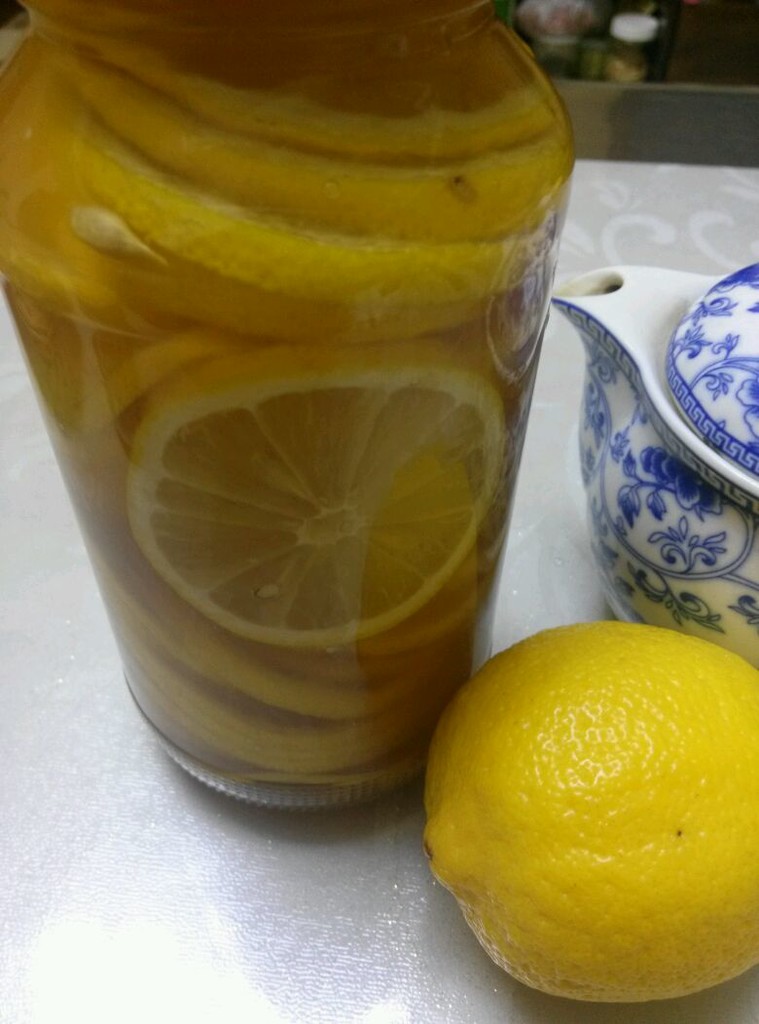 用干柠檬加蜂蜜用冷水泡放冰箱里第二天还可以