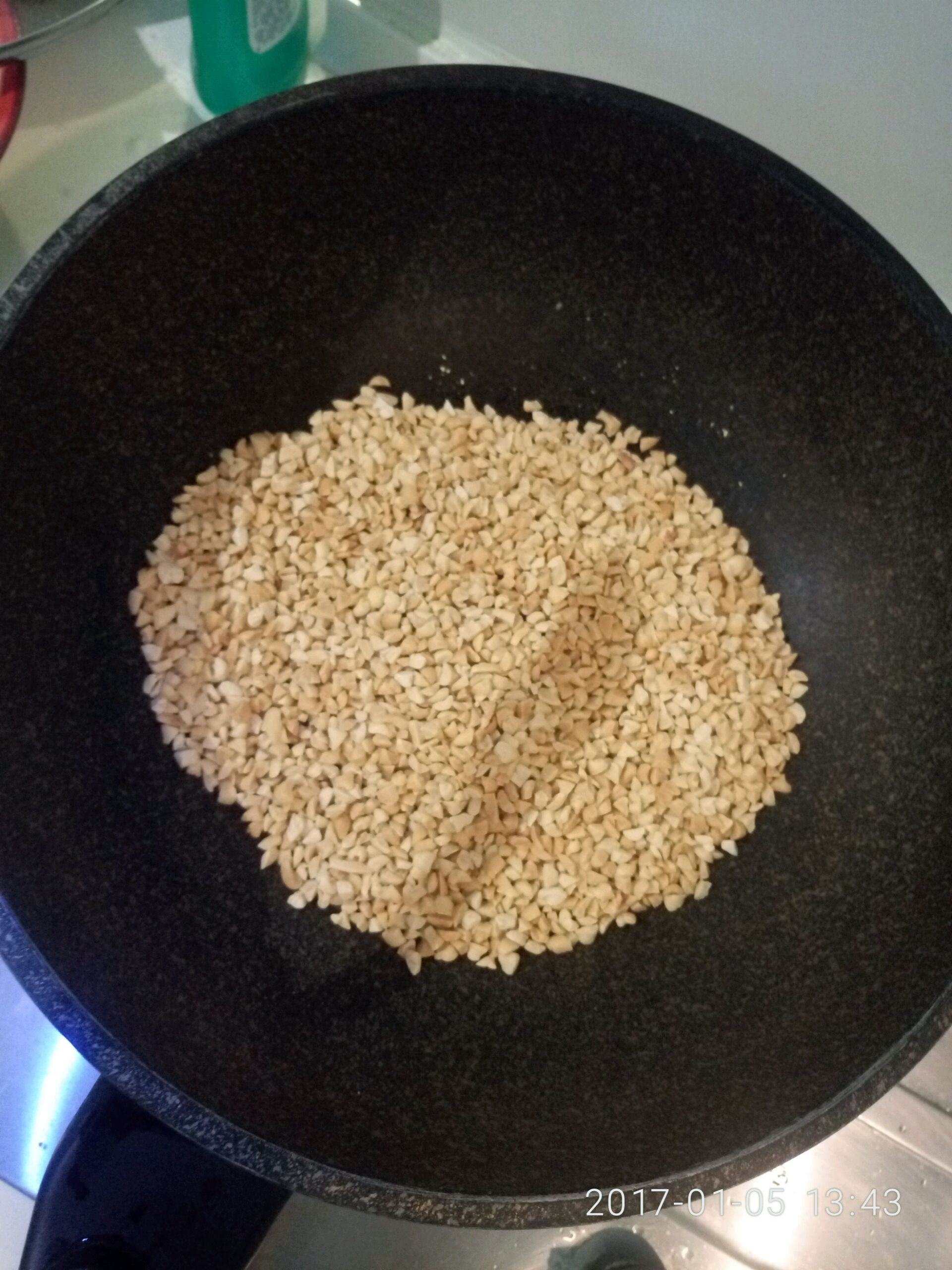 1:花生炒一下会比较香 2:加奶粉的时候加点蔓越莓口味更加 3:切的时候不要切太粗,不然包起来就像我的一样不太好看,但是口感还是OK的啦 4:不要吃太多,真的会肥死 5:吃完刷牙,不然牙齿掉光 6:第一次做,不足之处,还请多多指教啦 7:最后,差点忘了,奶粉最好无糖的,不然加上棉花糖的甜度真的是会被甜死的啦