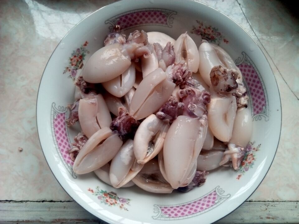 墨鱼仔清洗干净,撕去里面的黑膜