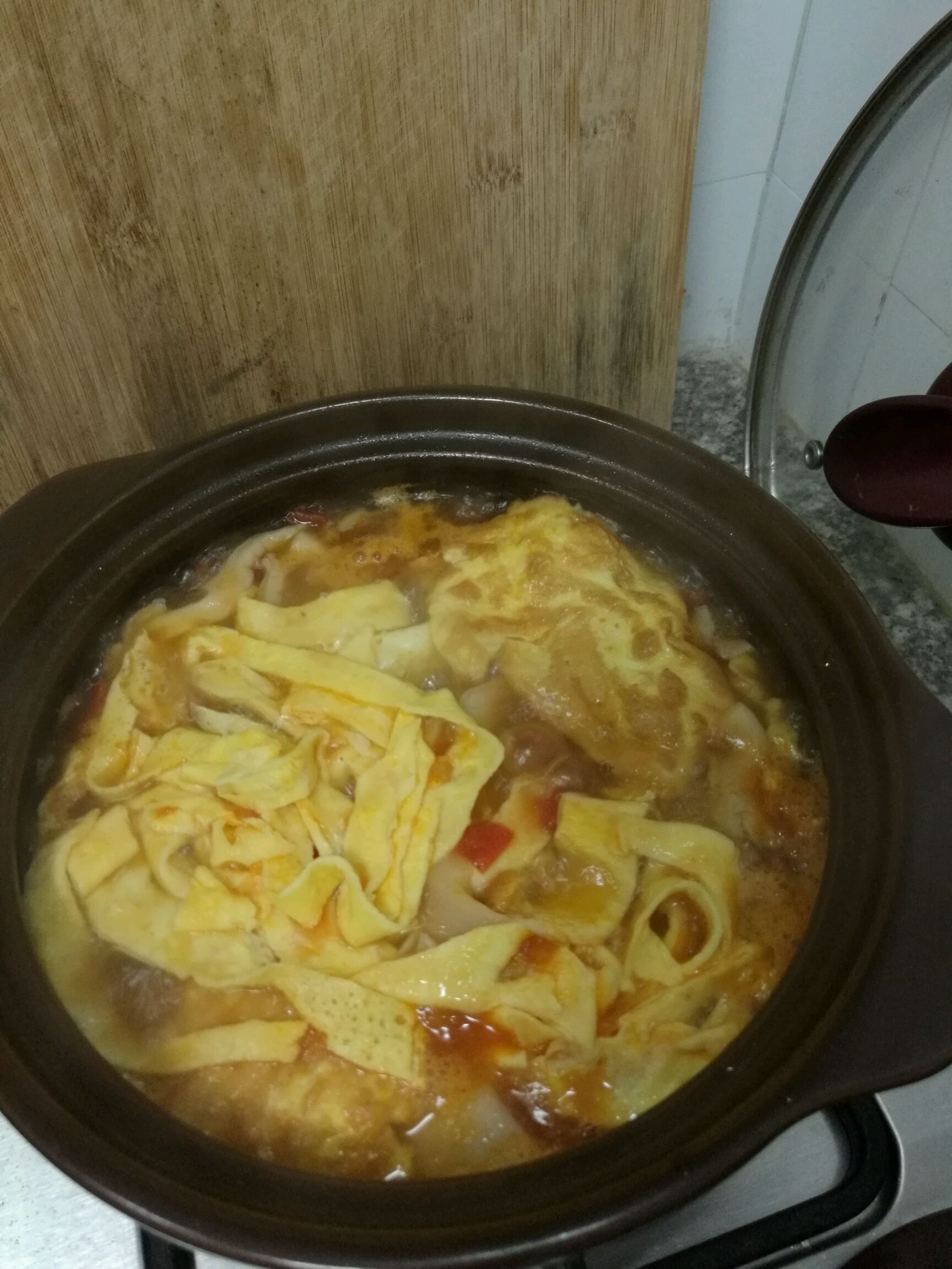 在等砂锅中的菜时,再拿一个锅烧水煮面,加小白菜