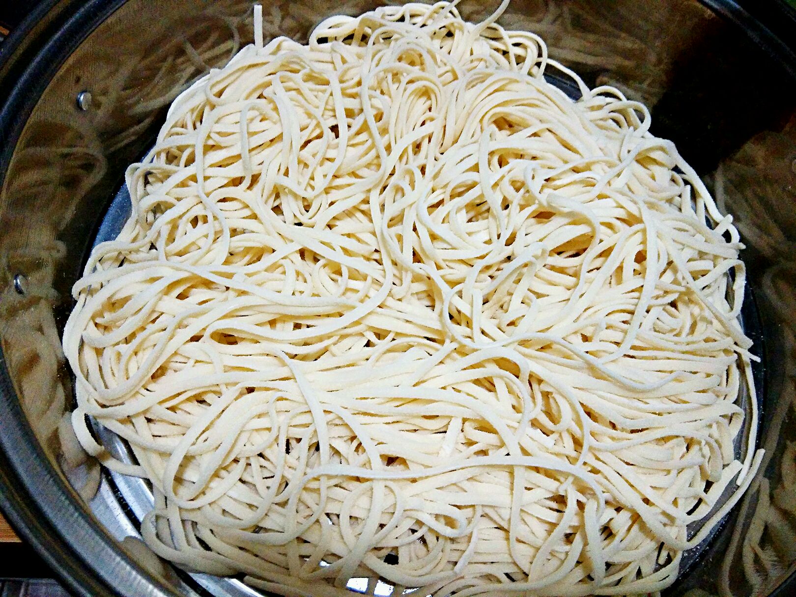 先蒸面条,蒸锅内放水,篦子上抹油放上鲜面条,水开后蒸20分钟,中间