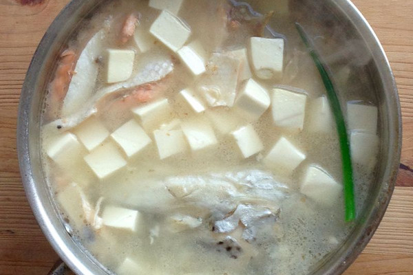 三文鱼头豆腐汤的做法_【图解】三文鱼头豆腐