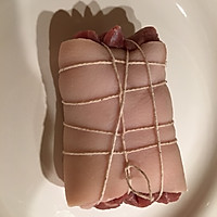 将剔骨后的猪蹄用棉线绑好,尽量绑的密度高点,这样成型会好看些.