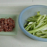 西芹炒肉丝的做法图解1