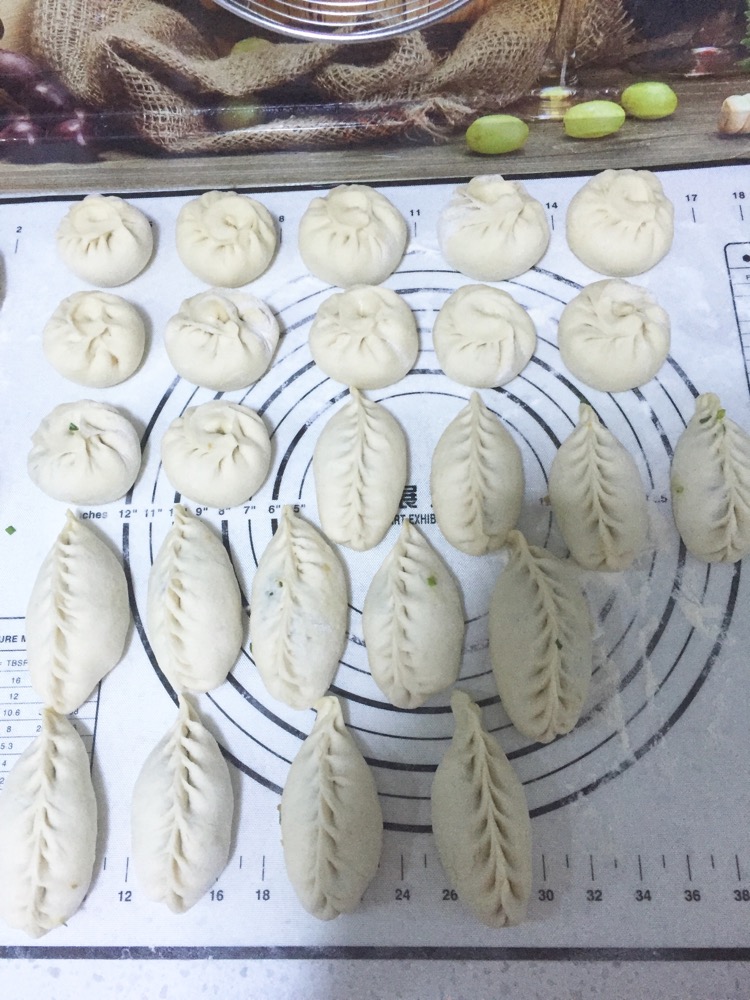 依次包好所有的包子,我包了两种形状的,一种圆形的,一种麦穗包,这
