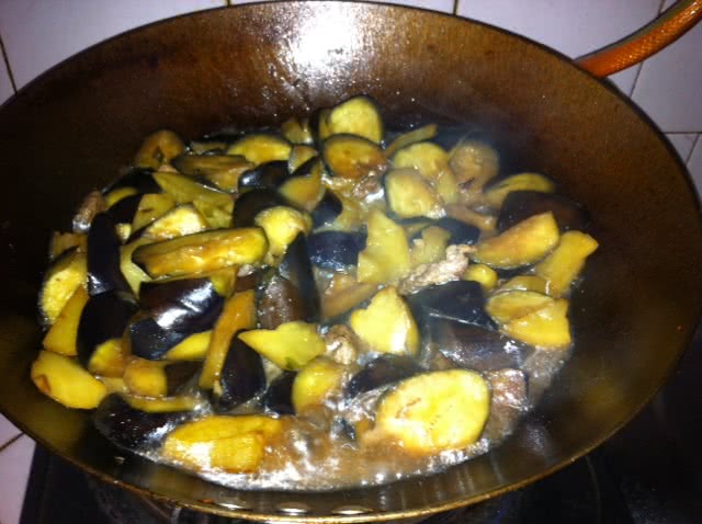 茄子炖土豆的做法-家常茄子炖土豆的做法