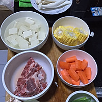 菌菇玉米炖排骨的做法图解1
